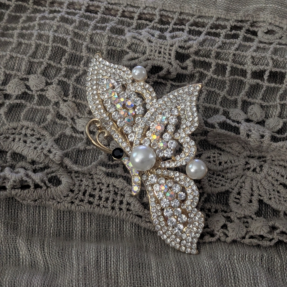 Elegant Gold Butterfly Hair Clip with Pearls And Rhinestones